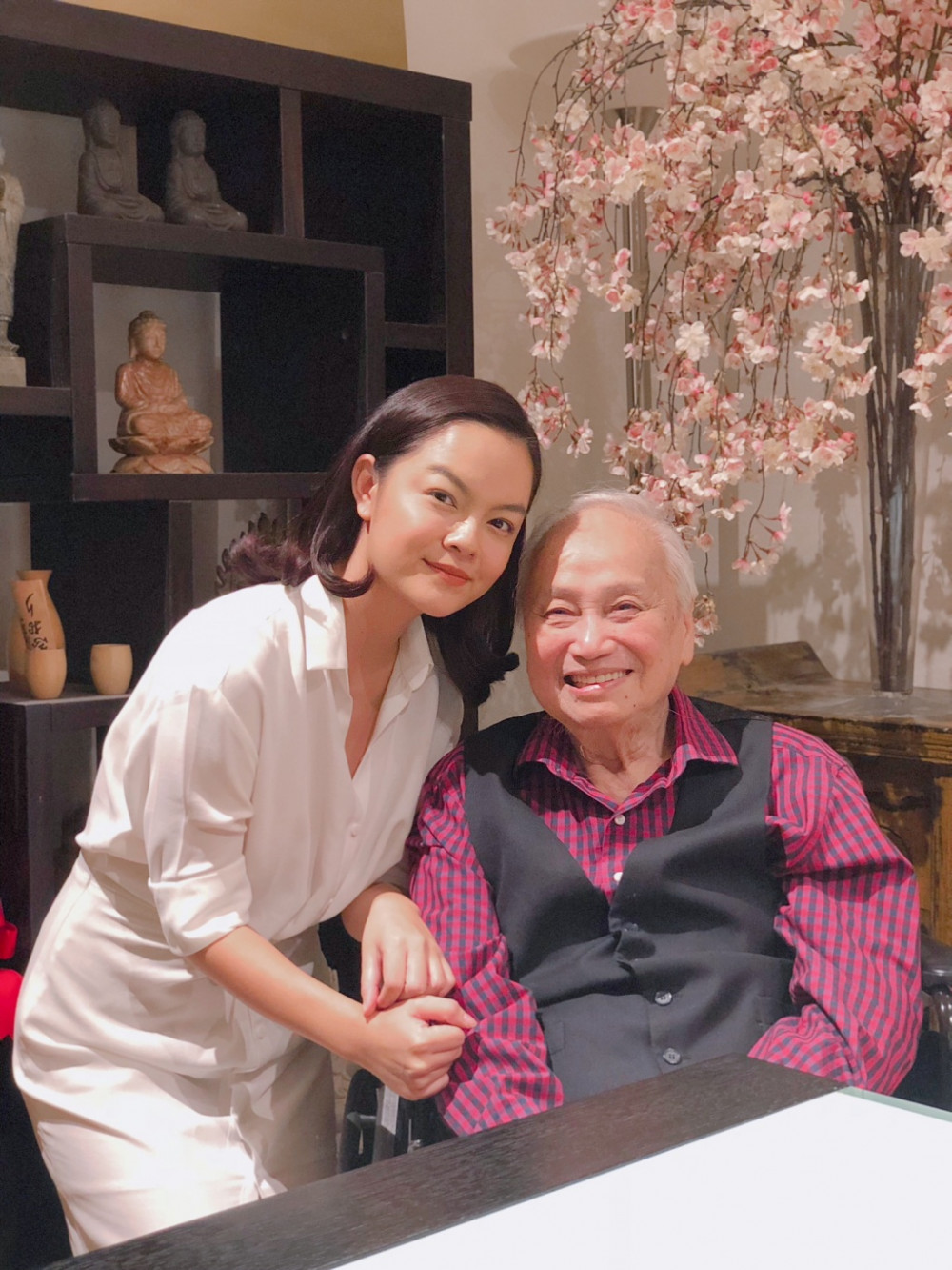 Ca sĩ Phạm Quỳnh Anh đến thăm nhạc sĩ Lam Phương khi đến Mỹ cách đây vài năm