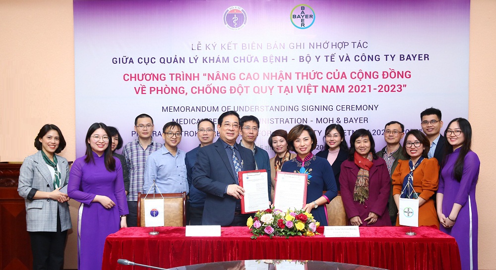 Bayer Việt Nam và Cục QLKCB ký Biên bản ghi nhớ xây dựng “Kênh thông tin điện tử Phòng chống đột quỵ dành cho người bệnh và cộng đồng giai đoạn 2021-2023”. Ảnh: Bayer cung cấp