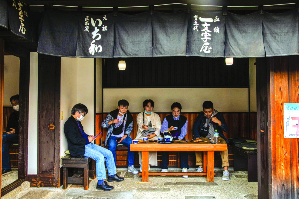 Du khách thưởng thức bánh gạo và uống trà tại Ichiwa