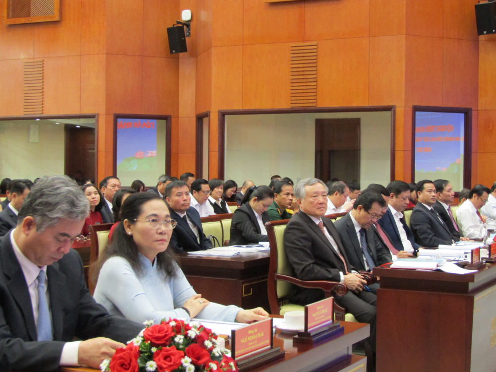 Bà Nguyễn Thị Lệ - Phó Bí thư Thành ủy- Chủ tịch Hội đồng nhân dân TPHCM (thứ hai từ trái qua) và ông Nguyễn Hòa Bình - Bí thư Trung Ương Đảng, Chánh án Tòa án Tối Cao (thứ ba từ trái qua) tham dự hội nghị.