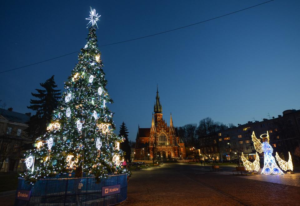 Cây thông Noel và hình ảnh thiên thần vẫn tỏa sáng ở Quảng trường Chợ Podgorze, ở Krakow, Ba Lan