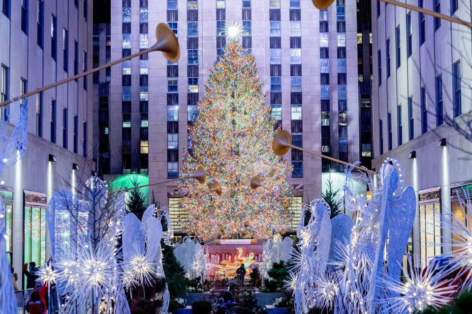 Cây thông Noel phía trước Rockefeller Plaza ở thành phố New York, Mỹ