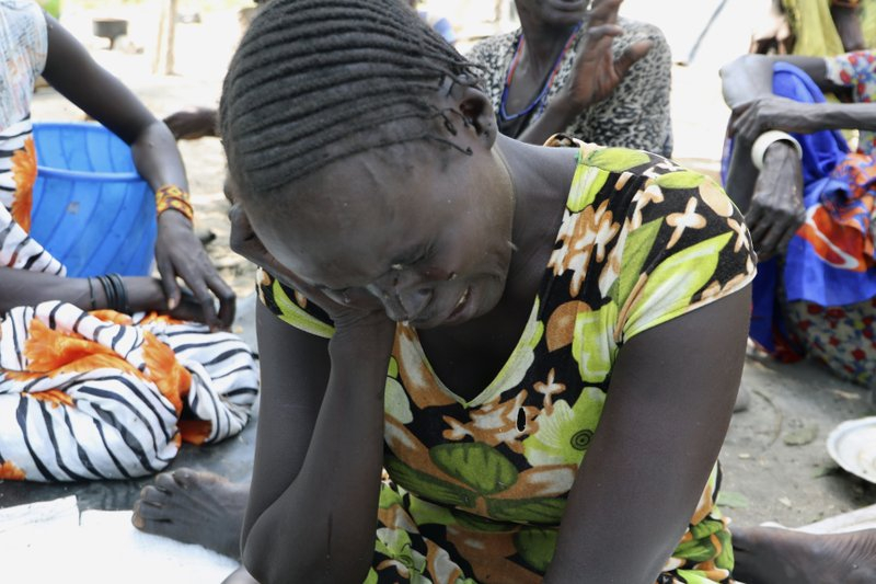 Kidrich Korok khóc trong sân bên ngoài ngôi nhà của cô ở Lekuangole, Nam Sudan, cô nhớ về cậu con trai 9 tuổi Martin đã chết đói hồi tháng Bảy - Ảnh: AP