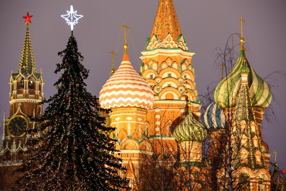 Cây thông Noel gần Nhà thờ St Basil ở Moscow, Nga