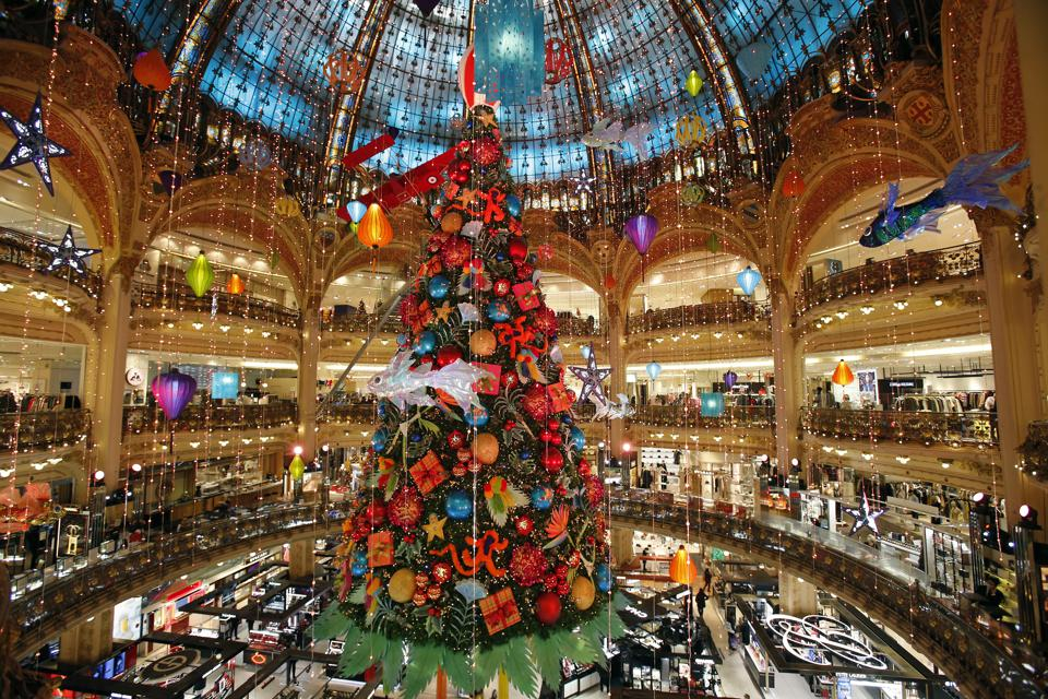Cây thông Noel đứng sừng sững dưới mái vòm vĩ đại của Galeries Lafayette, tại Paris, Pháp