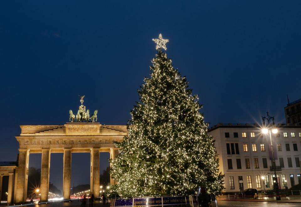 Cây thông Noel tại Cổng Brandenburg ở Berlin, Đức, tỏa sáng rực rỡ
