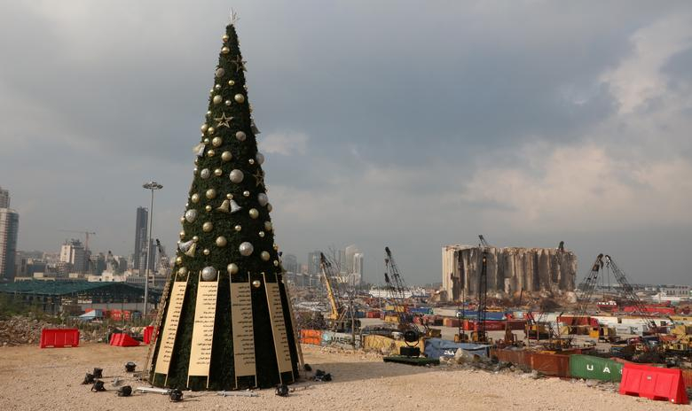 Một cây thông Noel với tên của những người đã chết trong vụ nổ cảng Beirut (Lebanon) được đặt gần các bồn chứa ngũ cốc bị hư hại