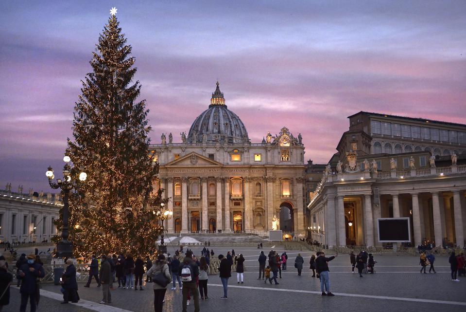 Cây thông Noel ở quảng trường Thánh Peter, thành phố Vatican (Vatican)