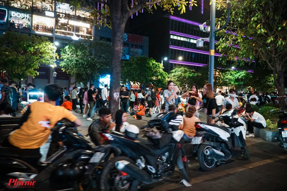 Ven đường Nguyễn Huệ, nhiều người dân vô tư cho xe máy đậu dưới lề đường - nơi cấm đậu các phương tiện giao thông