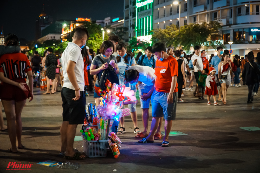 Đội quân bán hàng rong không phân biệt tuổi tác, giới tính... Nhưng phải biết cảnh giác cao