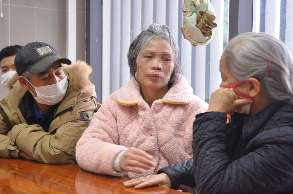 Anh trai bà Hương (bên trái) đã từng sang Trung Quốc làm thuê để tìm kiếm em gái