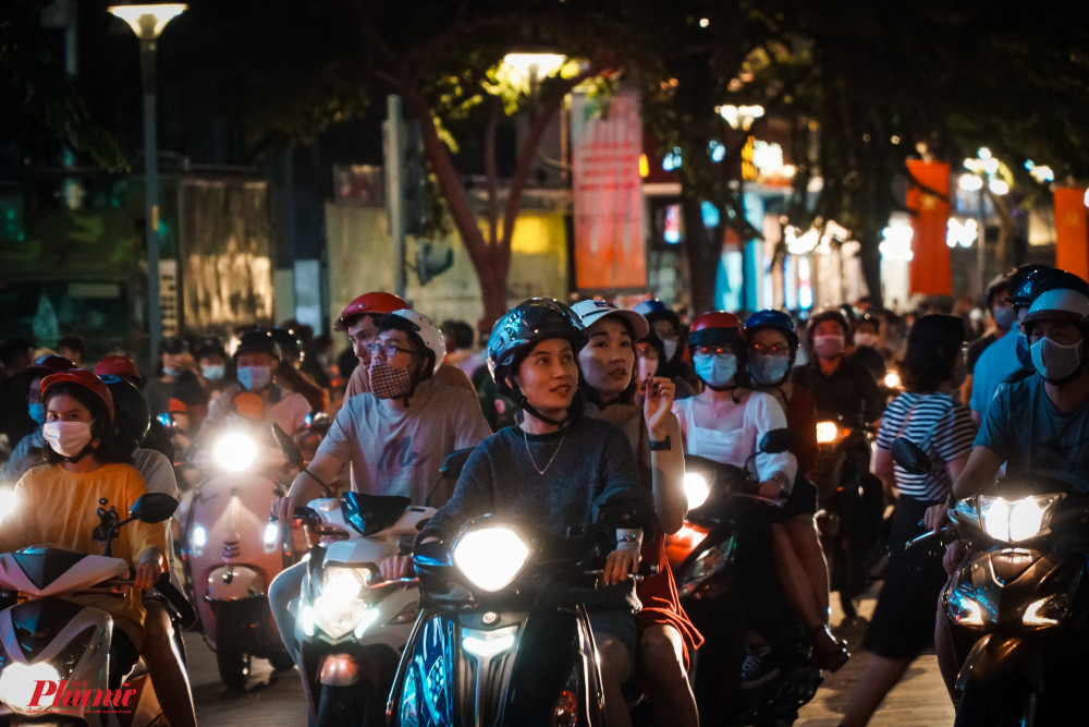 Đường Nguyễn Huệ vẫn cho phép các phương tiện lưu thông khiến giao thông trở nên hỗn loạn