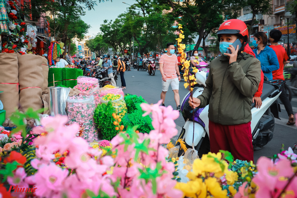 Người tiêu dùng cẩn trọng trong chi tiếu khi tình hình dịch bệnh vẫn còn ảnh hưởng nặng nề với kinh tế Việt Nam