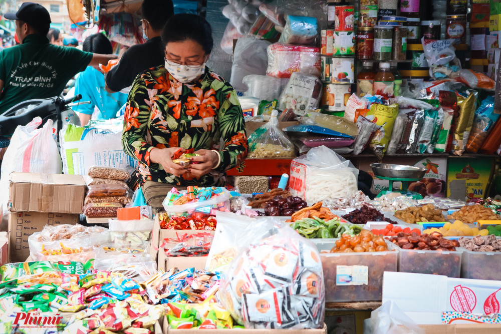 Cửa hàng bánh mức Tết đã tiến hành bày bán được nhiều ngày nay, nhưng số lượng khách đến mua ít hơn năm trước rất nhiều