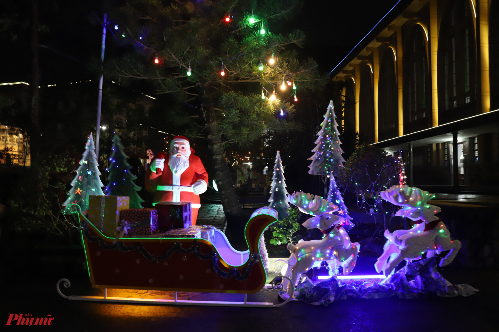 Hình ảnh ông già Noel được trang hoàng nhiều nơi trong đênm giáng sinh tại cố đô Huế