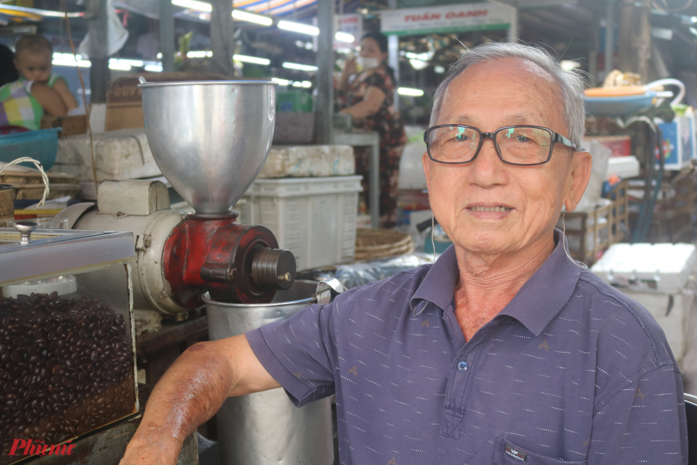 Bác Chiêu (83 tuổi) tính đến nay đã bán cà phê ở chợ Bà Chiểu (góc Hồng Bàng - Diên Hồng) được 39 năm