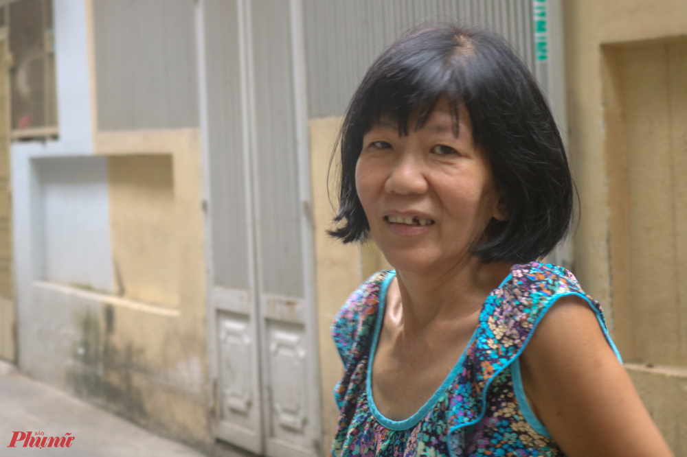 Cô Châu (60 tuổi) sinh ra và lớn lên tại khu vực phía sau dãy nhà Hồng Bàng, kế chợ Bà Chiểu