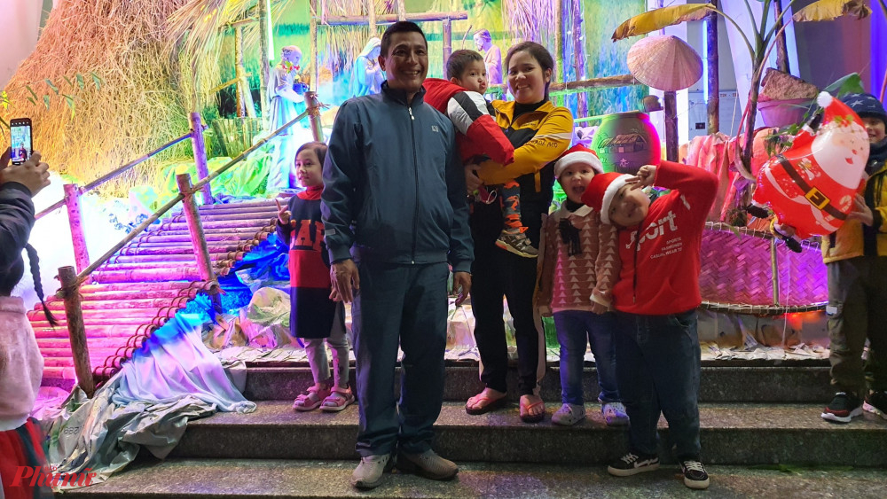Nhiều gia đình tại TP. Huế tranh thủ thời tiết tạnh ráo đưa con đi chơi Noel
