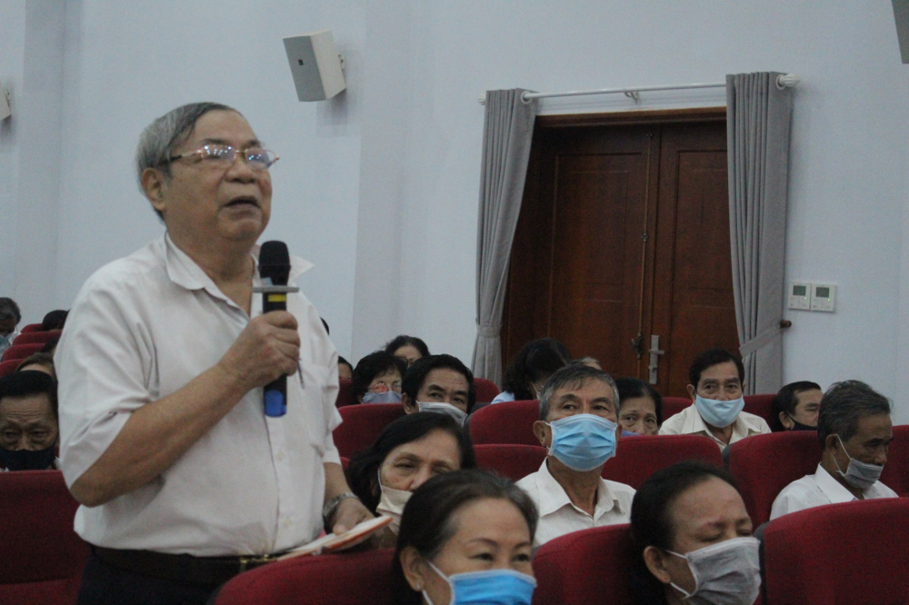 Cử tri Lê Minh Số nêu ý kiến.