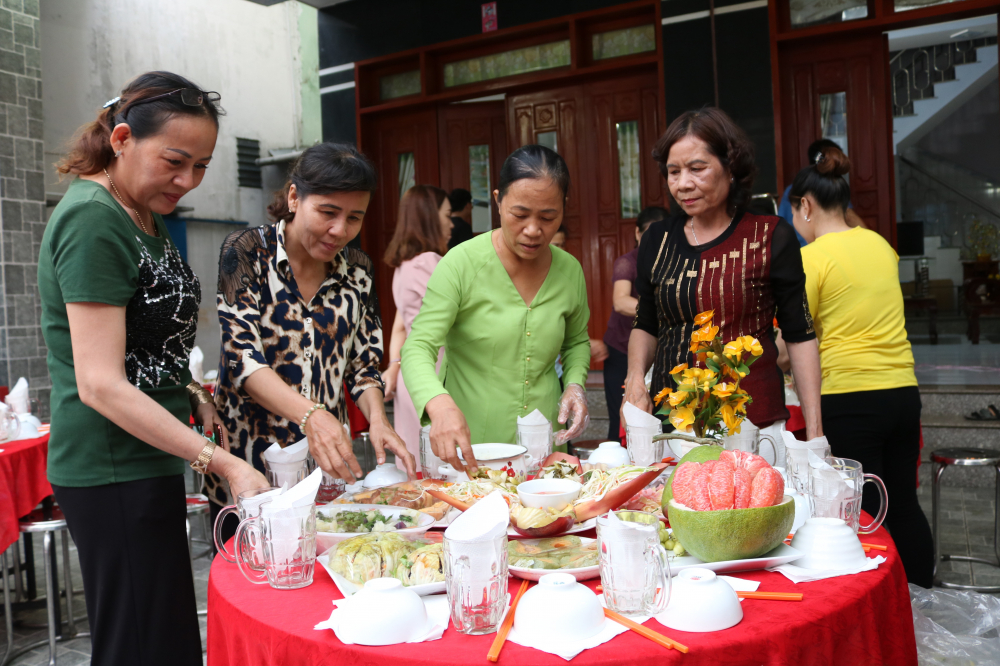 Trong dịp Tết nguyên đán Canh Tý 2020, các cấp Hội quận Bình Tân cũng đã triển khai nhiều hoạt động hỗ trợ chông nhân như sên mứt dừa tặng, làm tiệc tất niên. 