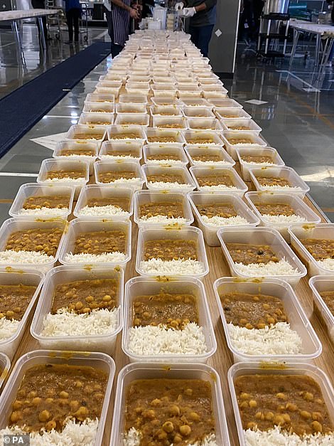 Một tổ chức từ thiện của người Sikh ở kent đã chuẩn bị các bữa ăn nóng bao gồm cà ri (trong ảnh) và các món mì ống để phát cho những người lái xe tải tuyệt vọng.