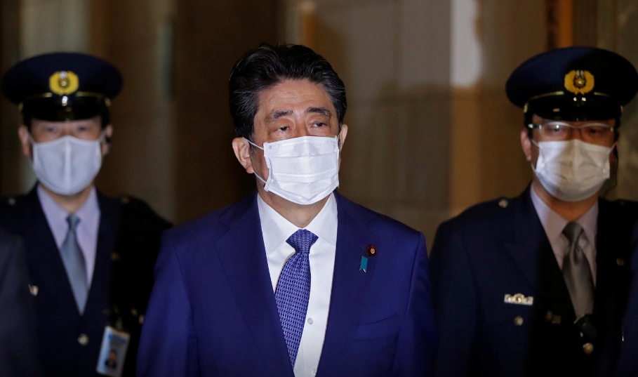 Cựu thủ tướng Shinzo Abe xuất hiện tại tòa nhà quốc hội Nhật Bản trước phiên chất vấn vào chiều 25/12