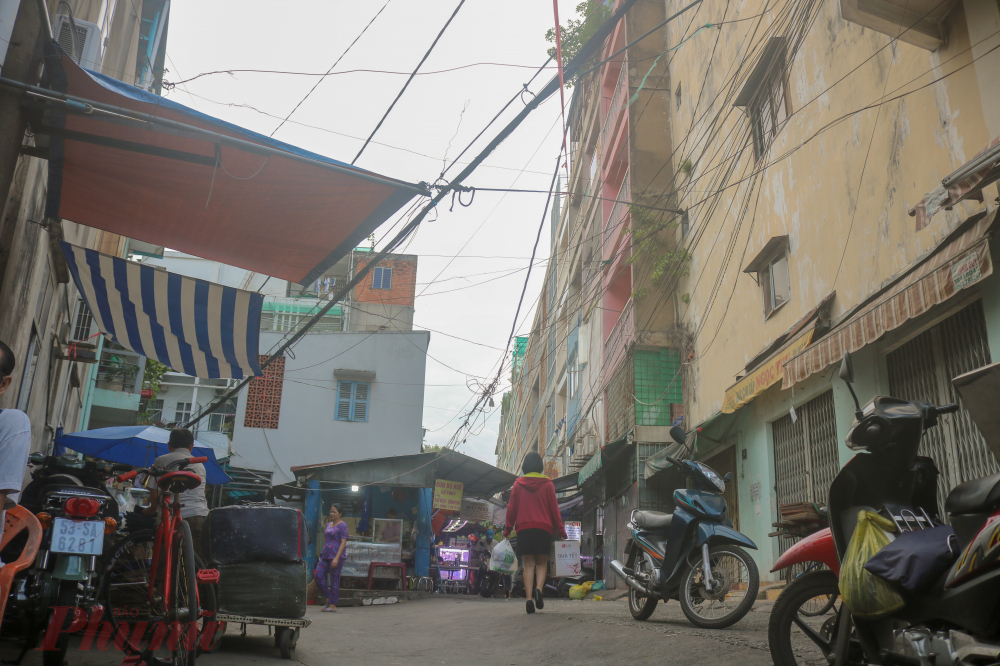 Mặt sau dãy phố Hồng Bàng từng có một con hẻm nhỏ, có cổng ra vào giáp chợ, nay là hẻm số 6 Diên Hồng