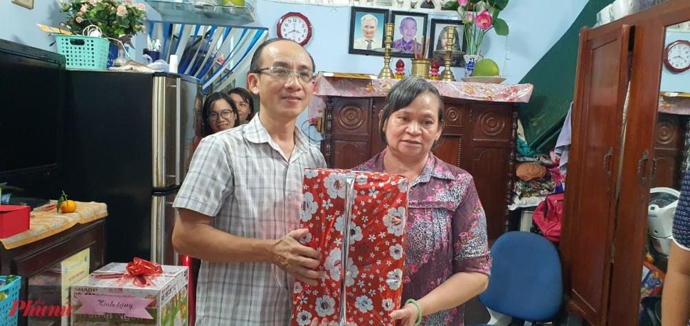 Chính quyền địa phương quan tâm và dành tặng nhiều phần quà đến gia đình bà Hoa