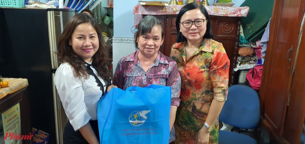 Hội LHPN TPHCM tặng quà chúc mừng bà Hoa có căn nhà mới 