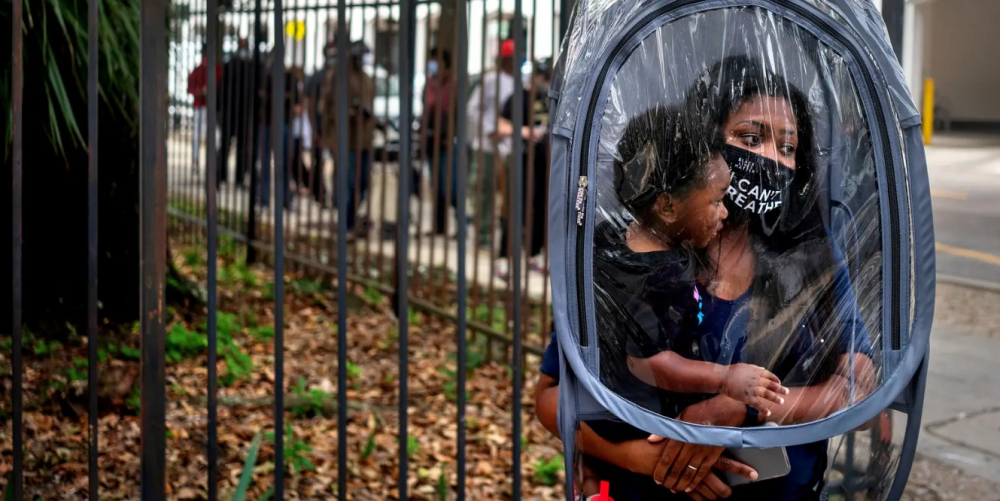  Dana Clark và con trai 18 tháng tuổi của cô, Mason, xếp hàng chờ đợi tại Tòa thị chính trước cuộc bỏ phiếu bầu cử tổng thống sớm ở thành phố New Orleans, bang Louisiana vào ngày 16/10. Hơn 100 triệu người Mỹ đã tham gia đợt bỏ phiếu sớm, con số kỷ lục chưa từng có. (Ảnh: Reuters)