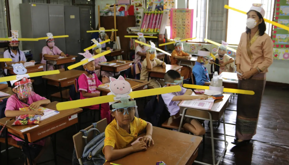 Giáo viên và học sinh đội mũ đặc biệt để thực hành giãn cách xã hội tại trường Ban Pa Muad ở Chiang Mai, phía bắc Thái Lan vào tháng Bảy. (Ảnh: AP)