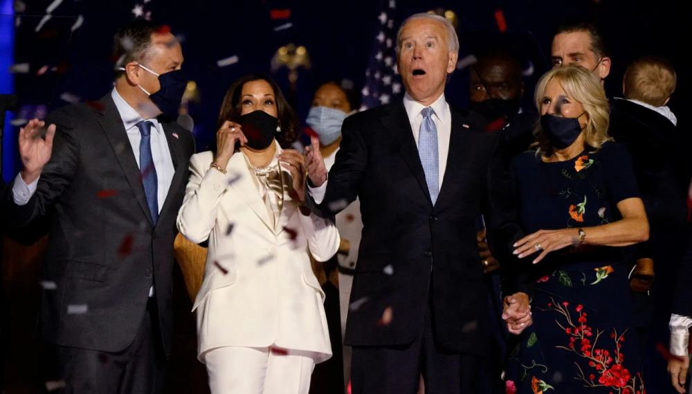 Tổng thống đắc cử Joe Biden và vợ ông, Jill Biden (phải), cùng Phó tổng thống đắc cử Kamala Harris (áo trắng) và chồng bà, Doug, lộ rỏ vẻ ngạc nhiên và vui mừng sau khi các phương tiện truyền thông báo cáo rằng ông Biden đã đánh bại Tổng thống Donald Trump trong cuộc bầu cử. Ảnh chụp tại buổi gặp gỡ cử tri ở Wilmington , Delaware, ngày 7/11. (Ảnh: Reuters)