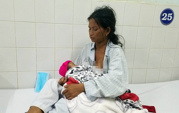 Chị gái của Đinh Th. cùng con tại bệnh viện sau khi trúng đạn. Đứa bé mới 1 tháng tuổi bị đạn bắn 