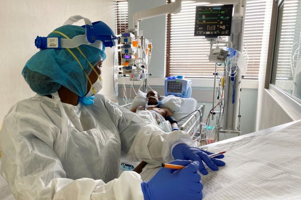 Hệ thống y tế Nam Phi chịu nhiều căng thẳng khi số ca mắc COVID-19 gần vượt mốc 1 triệu.