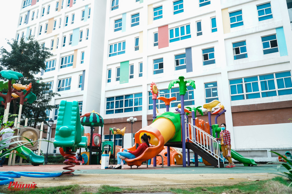 trong khuôn viên bệnh viện có nhiều khu vui chơi cho trẻ em