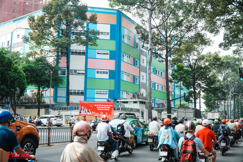 Nằm tại góc đường Ba Tháng Hai và Sư Vạn Hạnh, bệnh viện Nhi Đồng 1 nổi bật với cách trang trí màu sắc, độc đáo