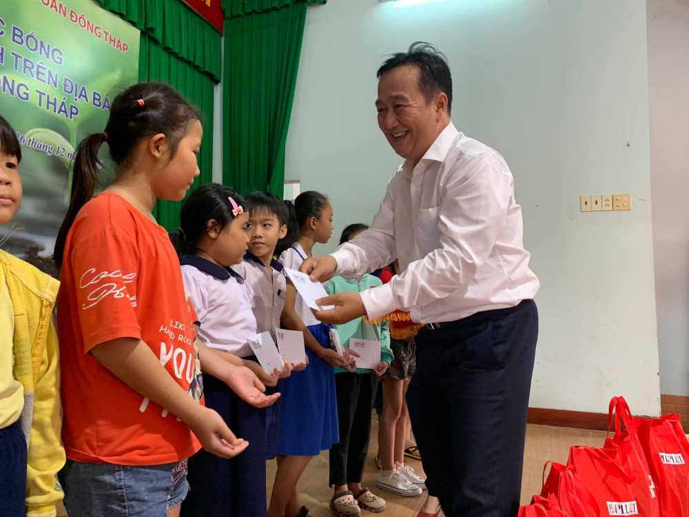 Ông Đỗ Minh Khương, Đại diện Ngân hàng Agribank - Văn phòng Đại diện Tây Nam Bộ trao học bổng cho học sinh