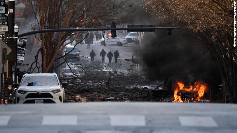 Một chiếc xe bốc cháy sau một vụ nổ ở Nasvhille vào thứ Sáu, ngày 25 tháng 12 năm 2020.