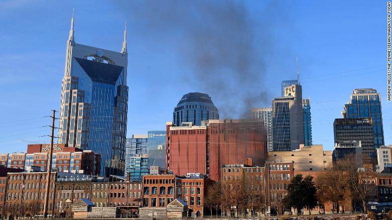 Khói bốc lên ở đại lộ sau vụ nổ tại trung tâm thành phố Nashville.