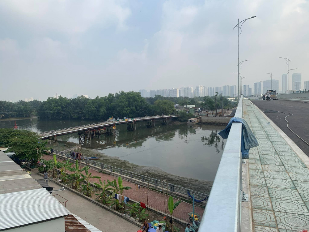 Cầu Phước Lộc mới đang sắp hoàn thành thay thế cầu Phước Lộc cũ (trái) chỉ rộng khoảng 2m, đã xuống cấp nghiêm trọng