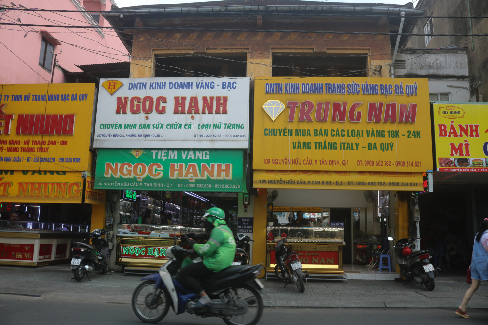 Căn nhà bề thế một thời của ông bà Phước Sanh hiện là những tiệm vàng trên đường Nguyễn Hữu Cầu