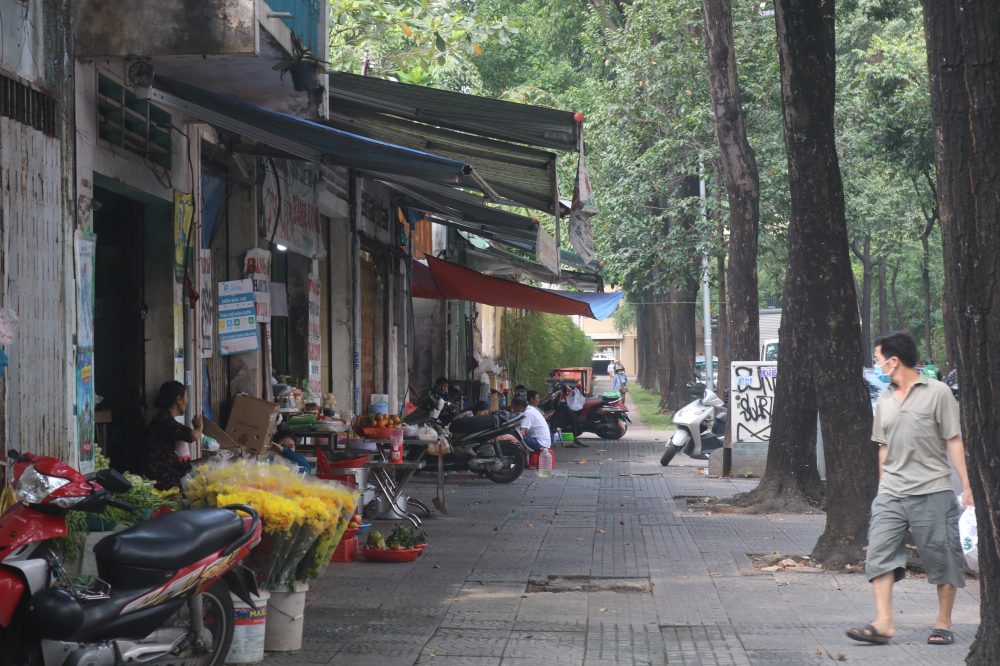 Tuy nằm trong khu vực nhộn nhịp của thành phố nhưng cuộc sống trên phố Chu Mạnh Trinh vẫn vô cùng yên bình