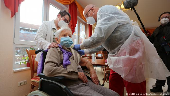 Bà Edith Kwoizalla (101 tuổi) là người cao tuổi nhất thế giới tiêm chủng vắc-xin COVID-19 tính đến hiện tại