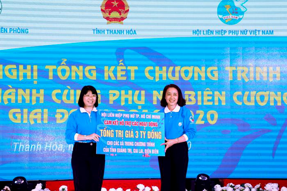 Bà Trần Thị Huyền Thanh - Phó chủ tịch Hội LHPN TP.HCM (trái) trao bảng cam kết hỗ trợ 3 tỷ đồng cho chương trình trong giai đoạn mới 