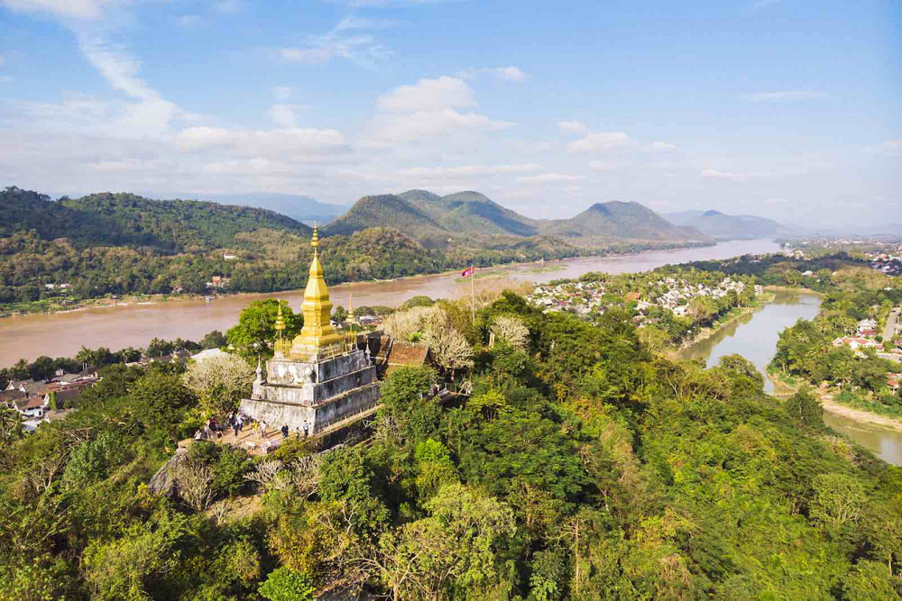 Nằm trên một bán đảo ở hợp lưu sông Nam Khan và Mê Kông, thành phố Luang Prabang được công nhận là Di sản Văn hóa thế giới vào năm 1995