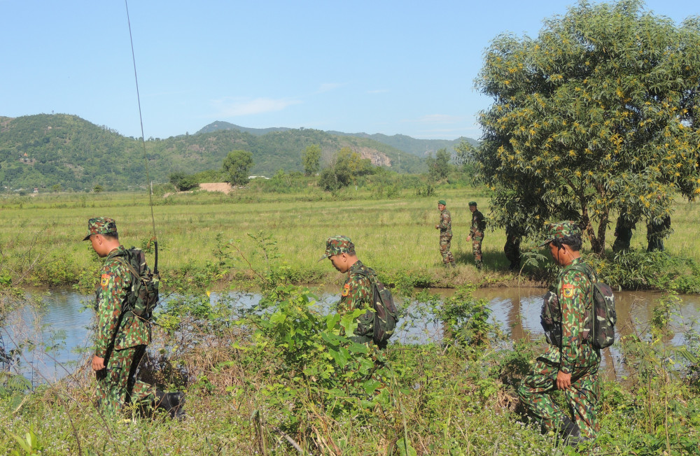 Lực lượng chức năng hai nước Việt Nam - Campuchia tuần tra khu vực biên giới ở địa bàn tỉnh An Giang