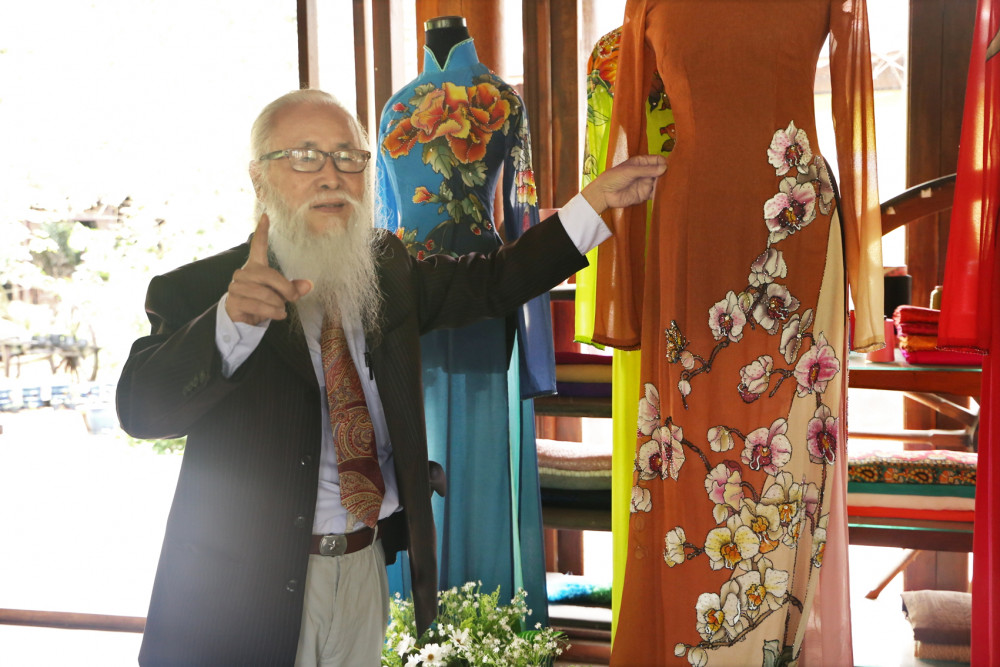 85 tuổi nhưng nghệ nhân Lê Đức Đôn vẫn nói say sưa về áo dài
