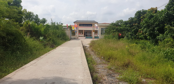 Trường MN Tân Nhơn có con đường duy nhất nằm nhờ trên đất người dân  Ảnh Tuoitre