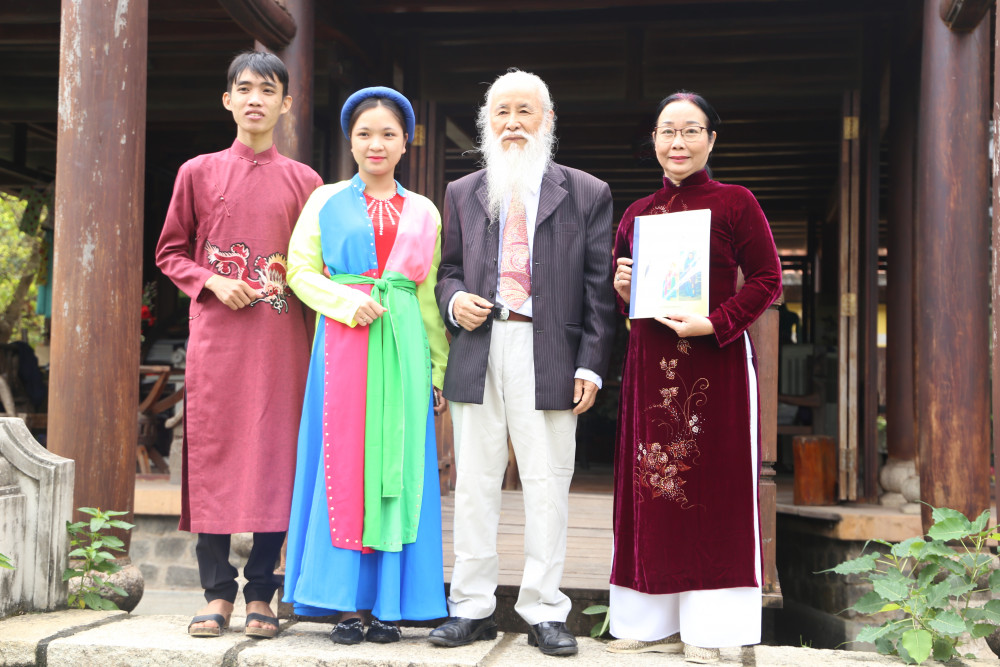 Bà Huỳnh Ngọc Vân (bìa phải) diện áo dài nhung và một nữ hướng dẫn viên diện áo tứ thân (thứ hai từ trái sang) do nghệ nhân Lê Đức Đôn mang tặng Bảo tàng Áo dài