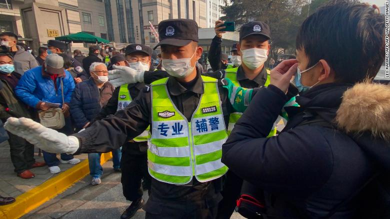 Cảnh sát cố gắng ngăn các nhà báo ghi lại cảnh quay bên ngoài Tòa án Nhân dân Quận Mới Phố Đông Thượng Hải, nơi nhà báo Trung Quốc Zhang Zhan bị đưa ra xét xử tại Thượng Hải vào ngày 28 tháng 12 năm 2020.